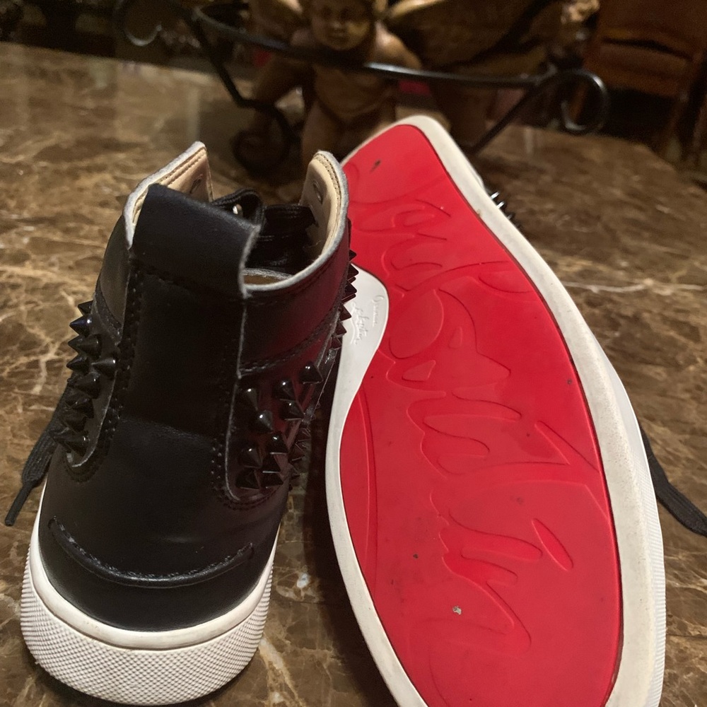 Saling men size 45 black Louis Vuitton in excellent condition for 425